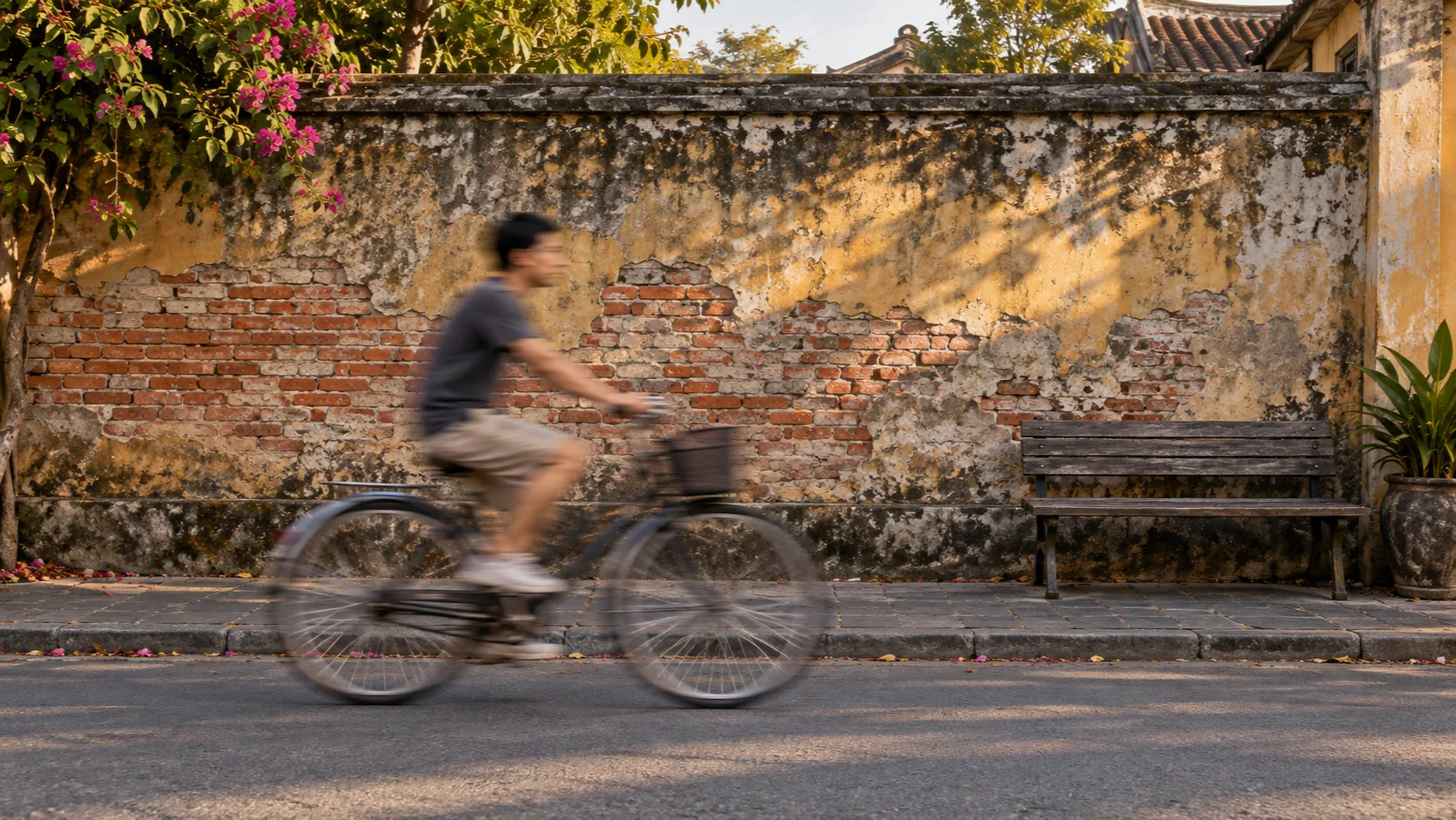 Người đi xe đạp bị nhòe thành vệt trong khi bức tường và ghế phía sau vẫn rõ